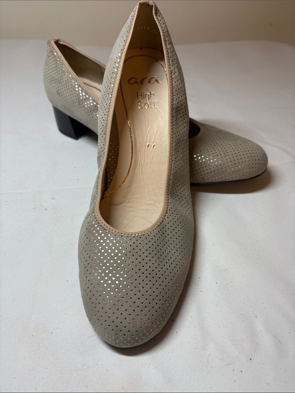 Ara High Soft Tan Metallic Dot Low Heel Pump Size 7 (4.5 UK) See measures